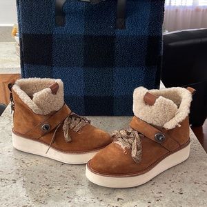 Gorgeous condition size 6 coach boots tan color